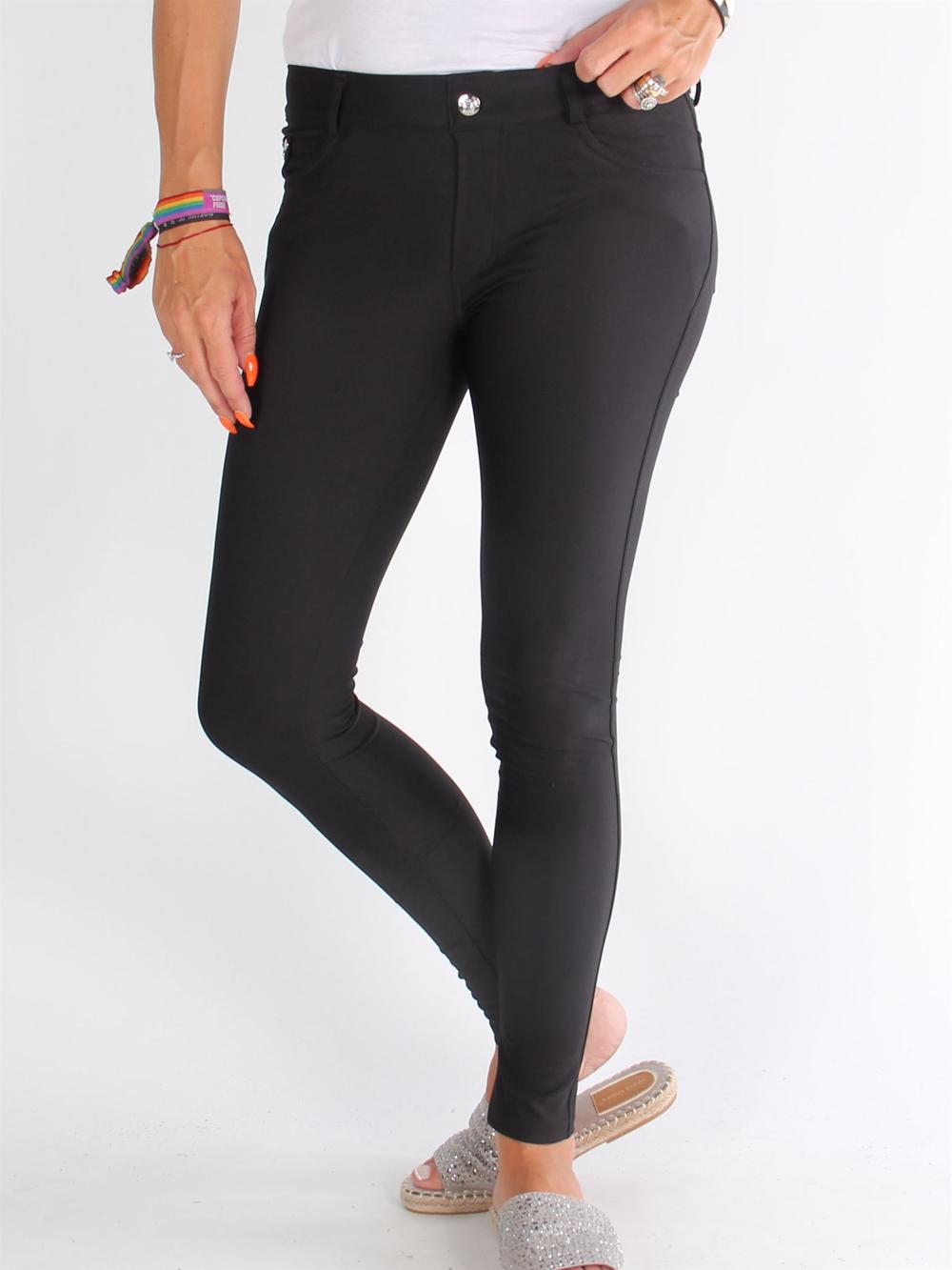 Regitze - Svarta byxor med fickor och similisten på knappen